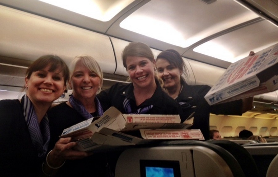 Pilot buys domino's pizza for passengers